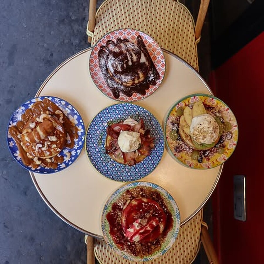 Assortiment de desserts et pancakes chez Café Ella